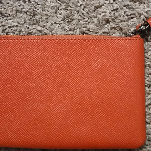 ❤️ Coach Red Leather Wristlet | Classic Zip Pouch | Timeless & Chic ❤️ - Picture 8 of 8